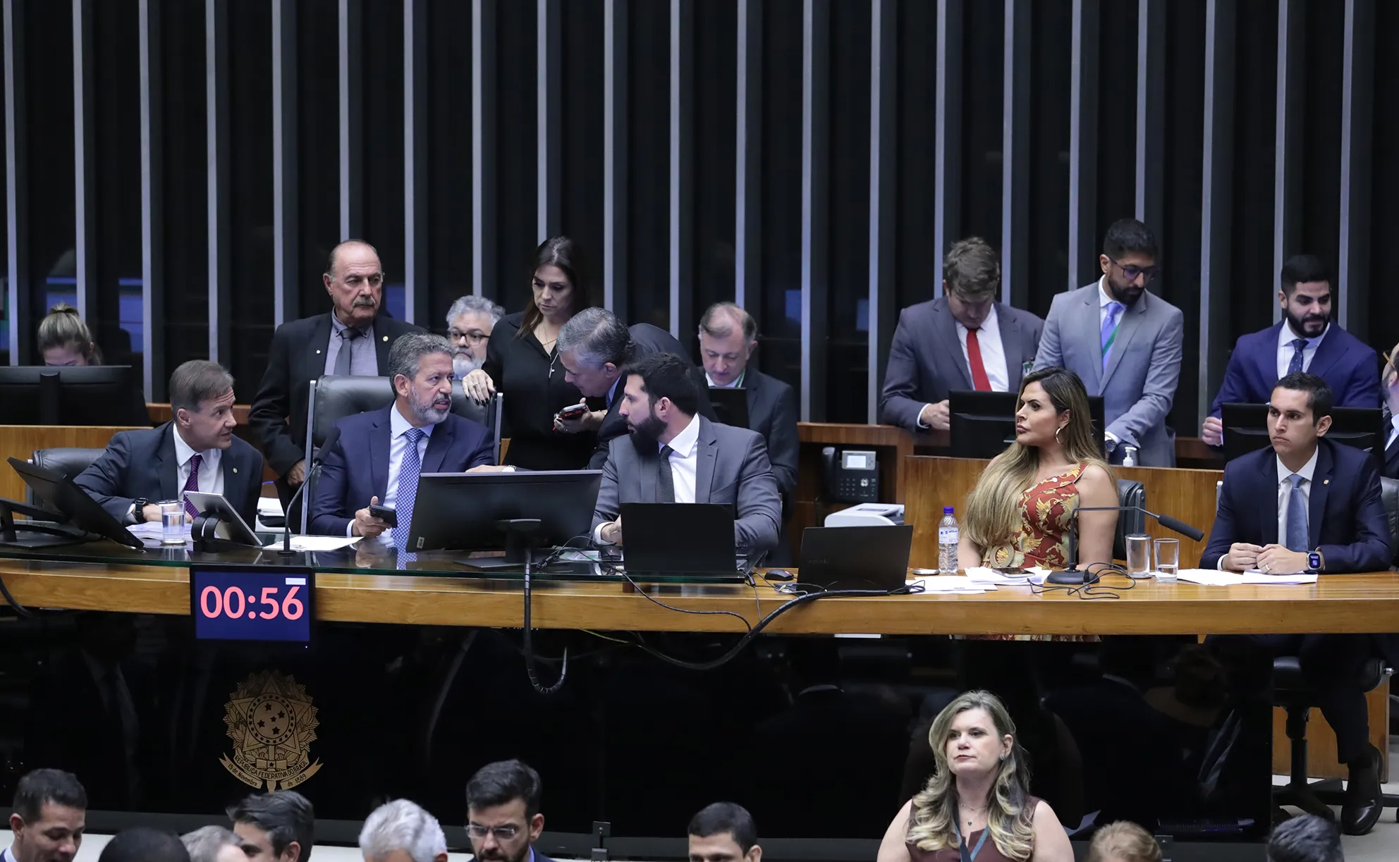 Imagem descritiva da notícia Deputados ampliam poder do presidente da Casa