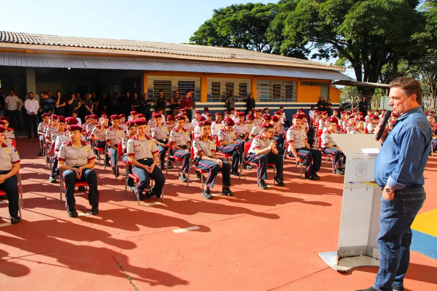 Imagem descritiva da notícia General visita escolas cívico-militares de Arapongas