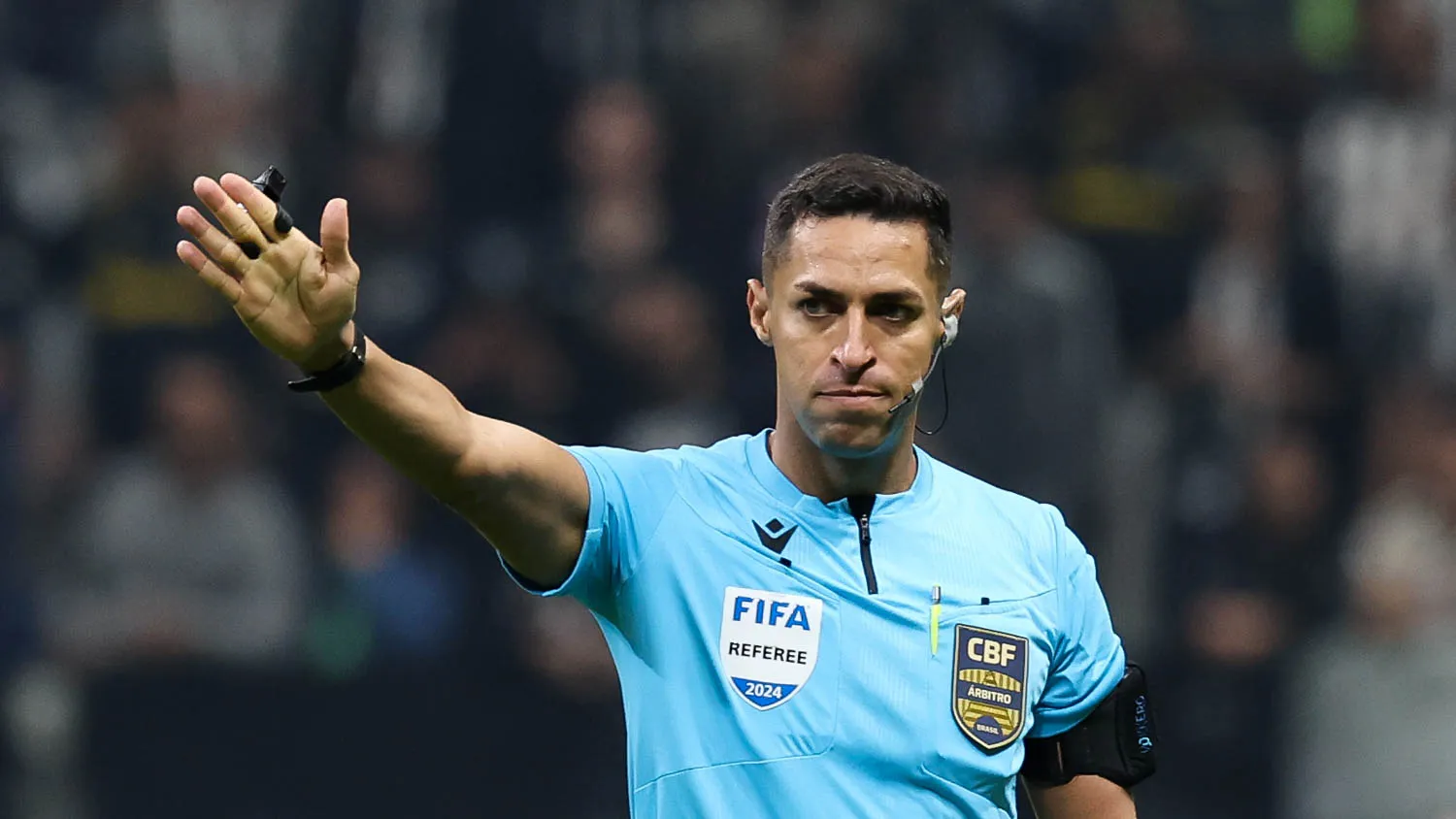 O árbitro Rodrigo Jose Pereira de Lima, do jogo entre as equipes da SE Palmeiras e C Atlético Mineiro, durante partida válida pela nona rodada, do Campeonato Brasileiro, Série A, na Arena MRV. (Foto: Cesar Greco/Palmeiras/by Canon)