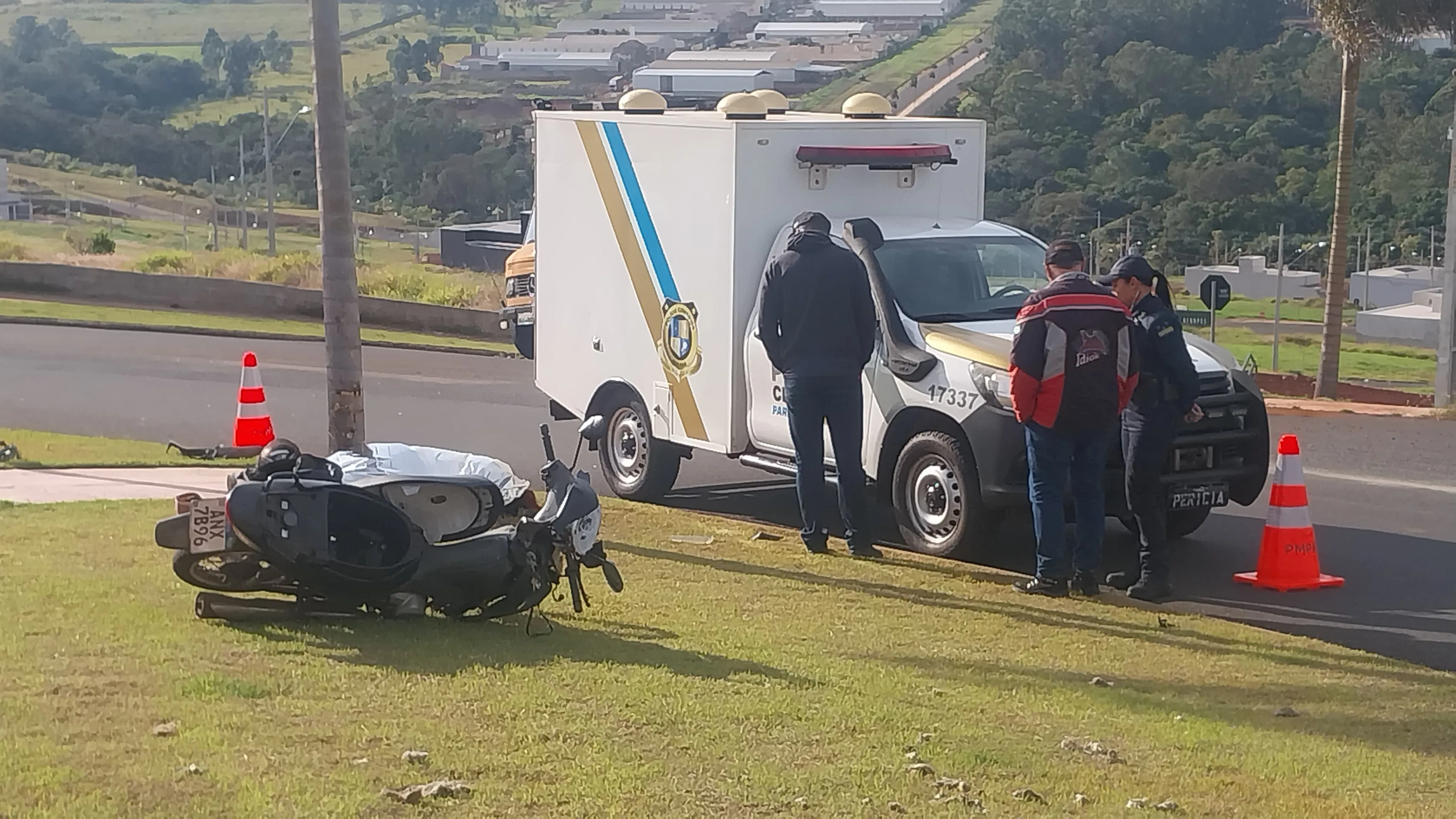 Imagem descritiva da notícia Acidente de moto mata mulher e deixa jovem ferida em Arapongas