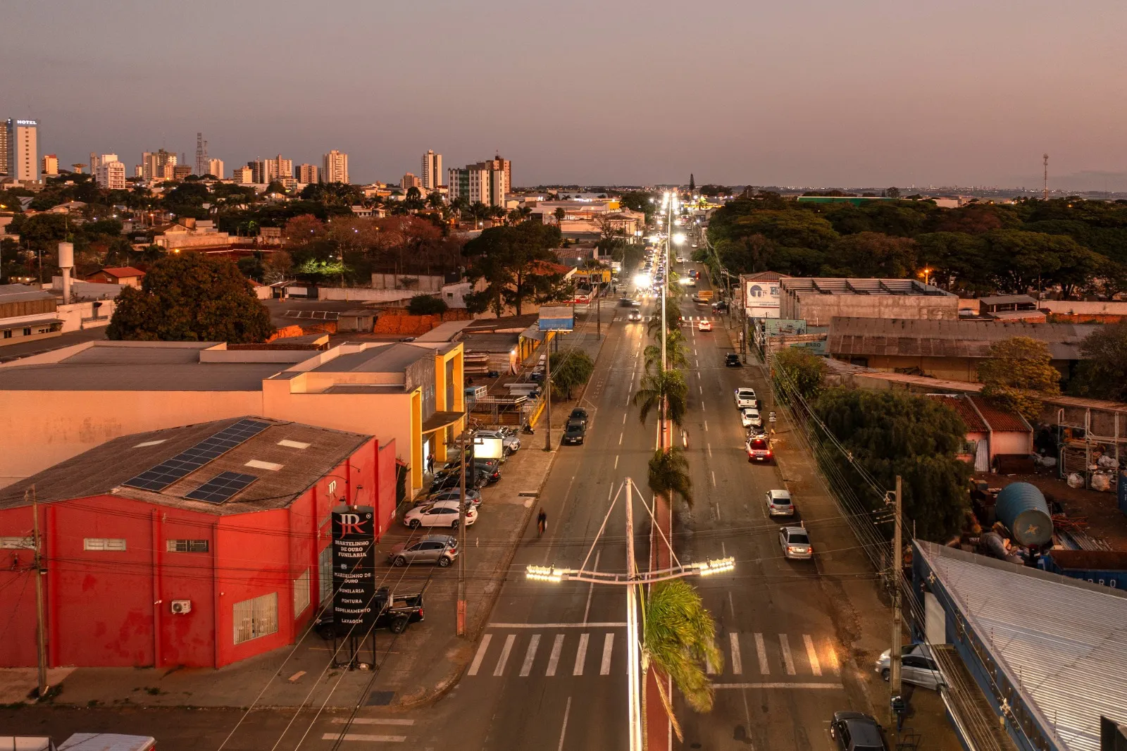 Imagem descritiva da notícia Arapongas já instalou 
9,3 mil luminárias de LED
