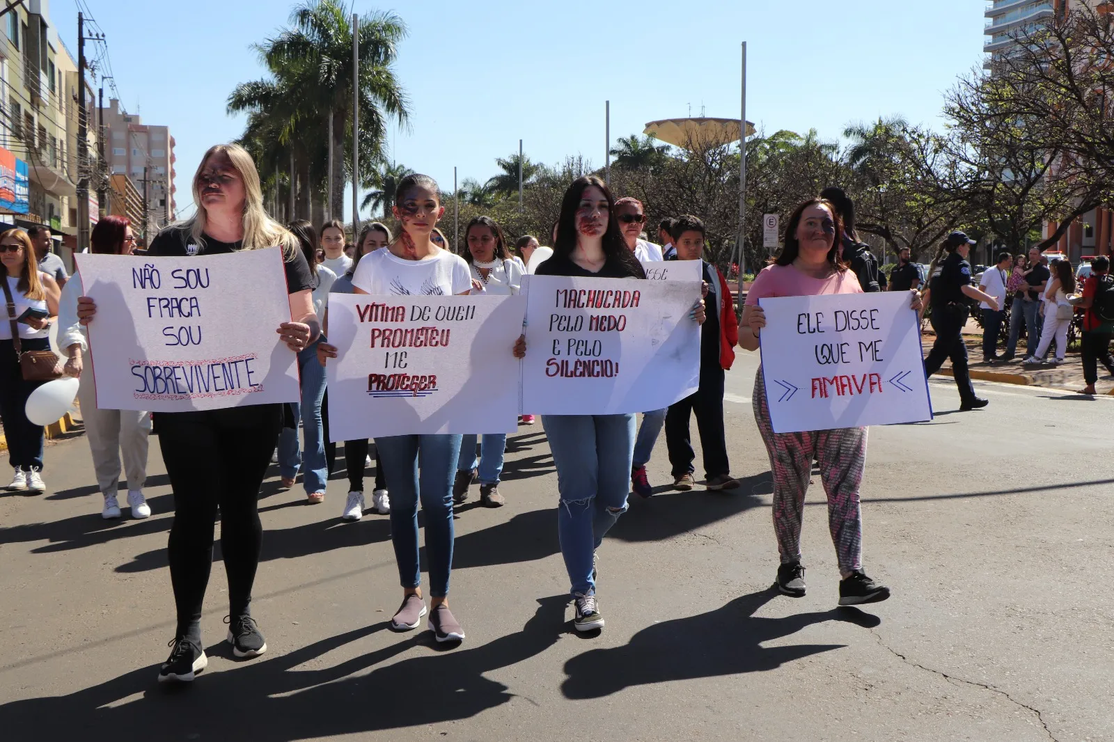 Imagem descritiva da notícia Caminhada contra o feminicídio mobiliza mulheres