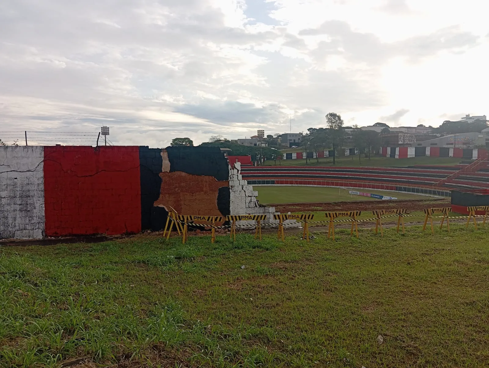 Imagem descritiva da notícia Com excesso de chuva, muro do Estádio Olímpio Barreto desaba