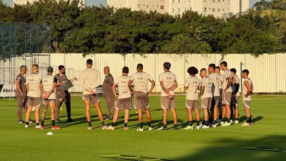 Imagem descritiva da notícia Com treinador interino, Corinthians recebe o Vitória