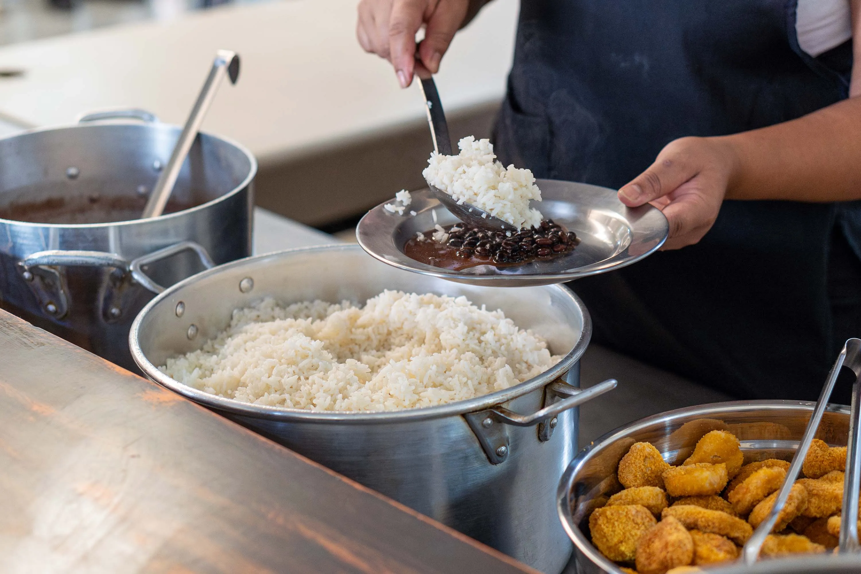 Imagem descritiva da notícia Arroz e feijão orgânicos chegam à merenda das escolas estaduais