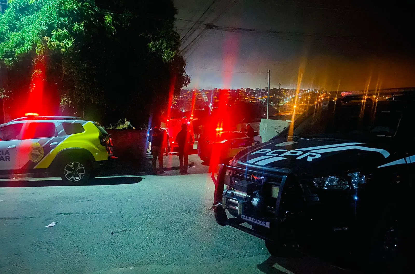 Imagem descritiva da notícia Homem é assassinado a tiros no quintal de casa em Apucarana