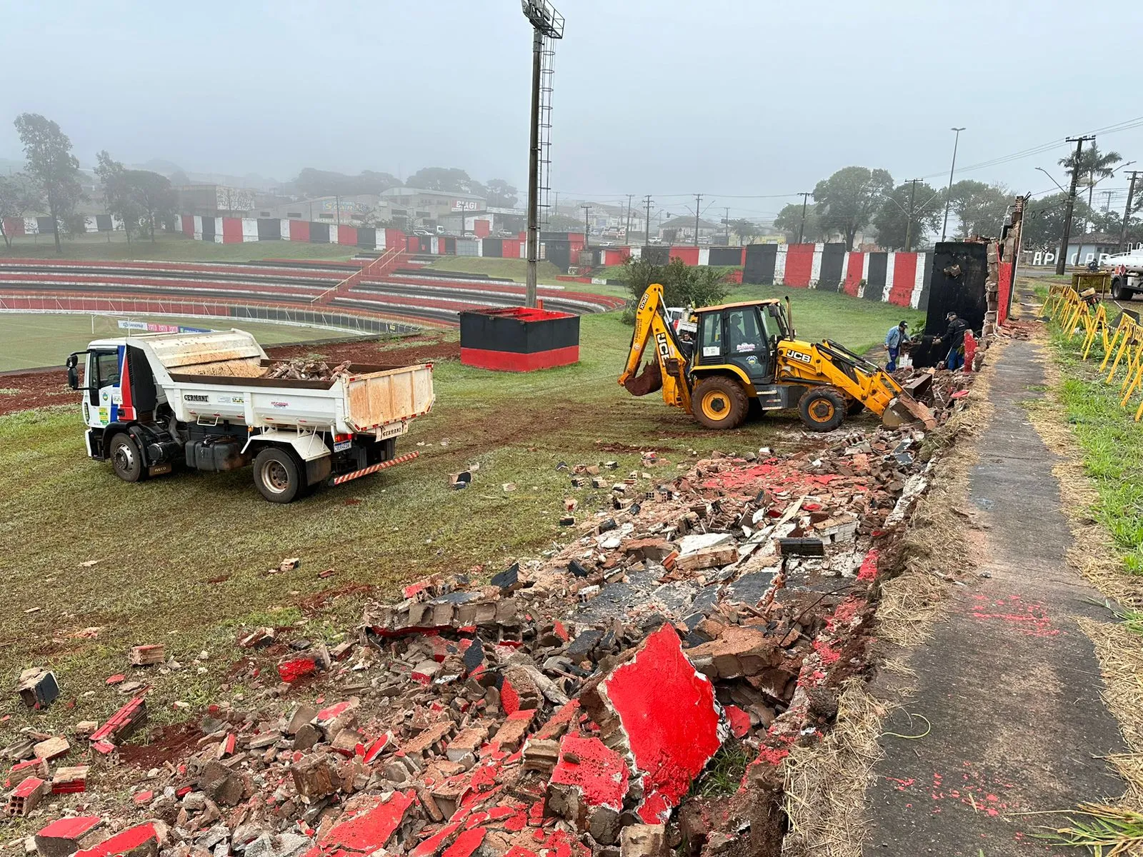 Imagem descritiva da notícia Reconstrução do muro do estádio deve durar 3 meses