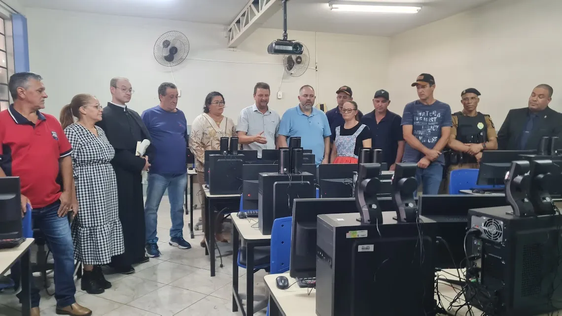 Imagem descritiva da notícia Novo Itacolomi reforma escola e adquire 55 computadores