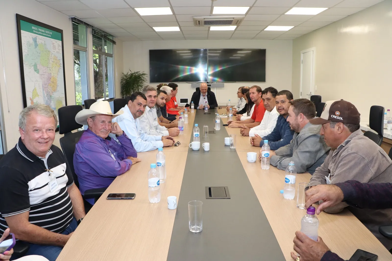 Imagem descritiva da notícia Prefeitos do Vale buscam apoio da Itaipu para asfaltar estradas