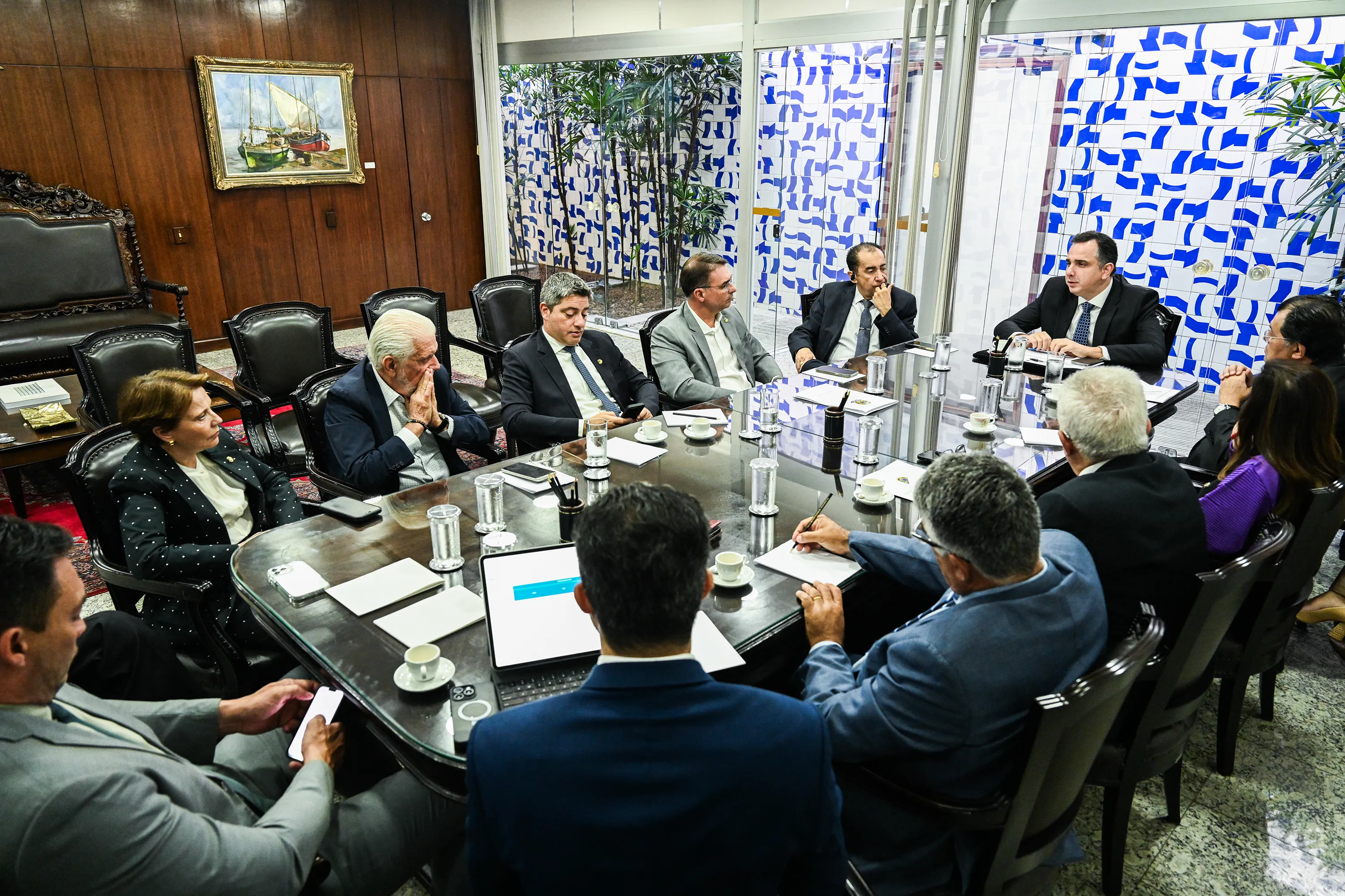 Presidente do Senado Federal, senador Rodrigo Pacheco (PSD-MG), conduz reunião de líderes.

Participam:
senador Rodrigo Pacheco (PSD-MG); 
senador Jorge Kajuru (PSB-GO); 
senador Carlos Portinho (PL-RJ); 
senador Flávio Bolsonaro (PL-RJ); 
senadora Tereza Cristina (PP-MS); 
senador Styvenson Valentim (Podemos-RN); 
senador Marcos Rogério (PL-RO); 
senador Eduardo Girão (Novo-CE); 
senador Astronauta Marcos Pontes (PL-SP); 
senadora Professora Dorinha Seabra (União-TO); 
senador Eduardo Braga (MDB-AM); 
senador Otto Alencar (PSD-BA); 
líder do governo no Senado Federal, senador Jaques Wagner (PT-BA).

Foto: Pedro Gontijo/Agência Senado