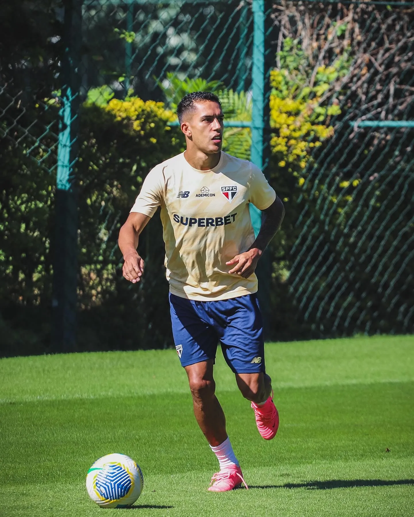 Imagem descritiva da notícia São Paulo visita o Athletico-PR 
na Ligga Arena pelo Brasileirão