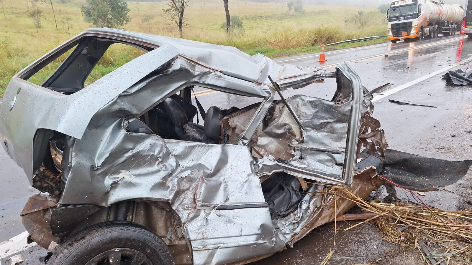 Imagem descritiva da notícia Motorista morre após colisão frontal com carreta na BR-376