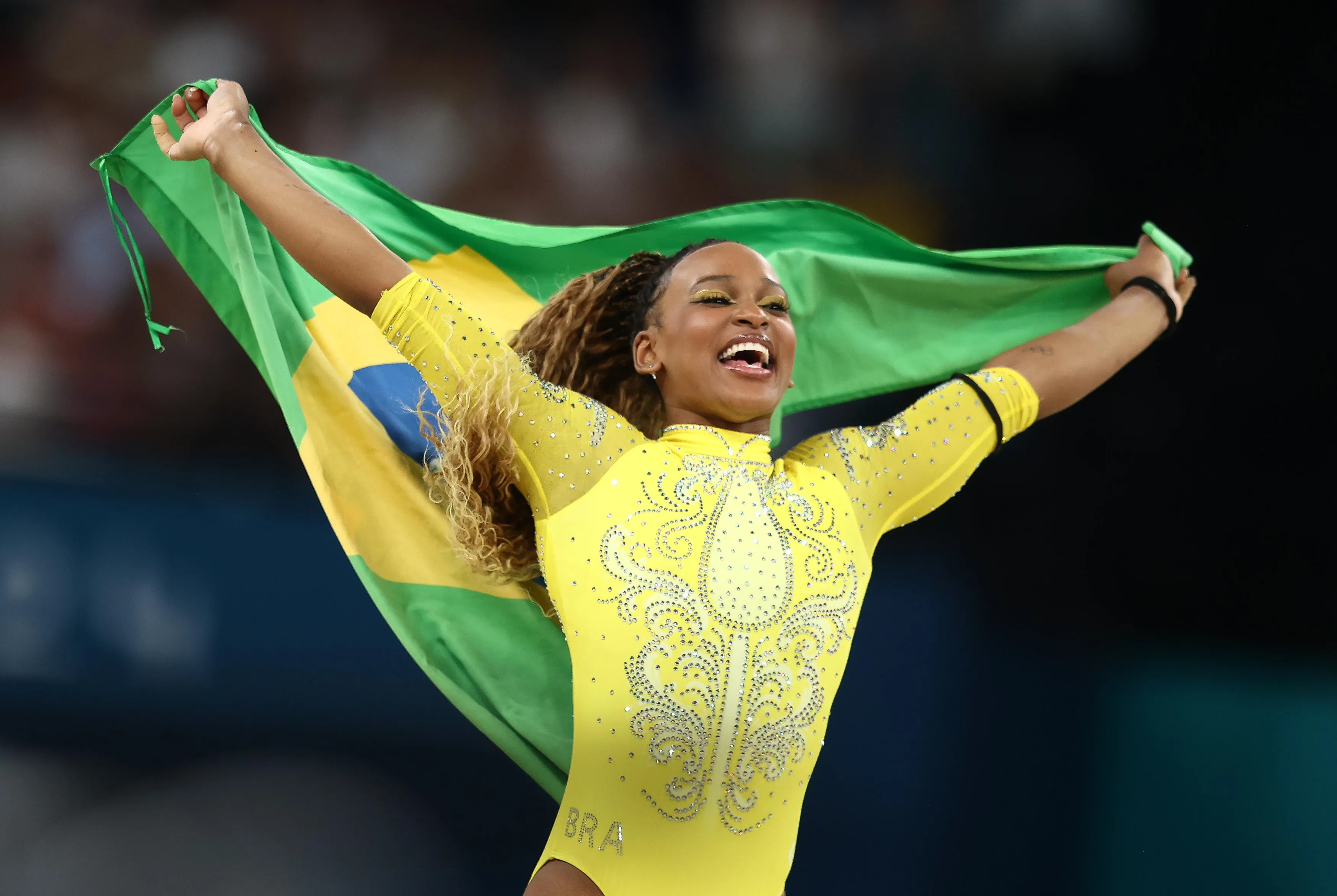 Imagem descritiva da notícia Rebeca leva prata no individual geral e alcança feito histórico