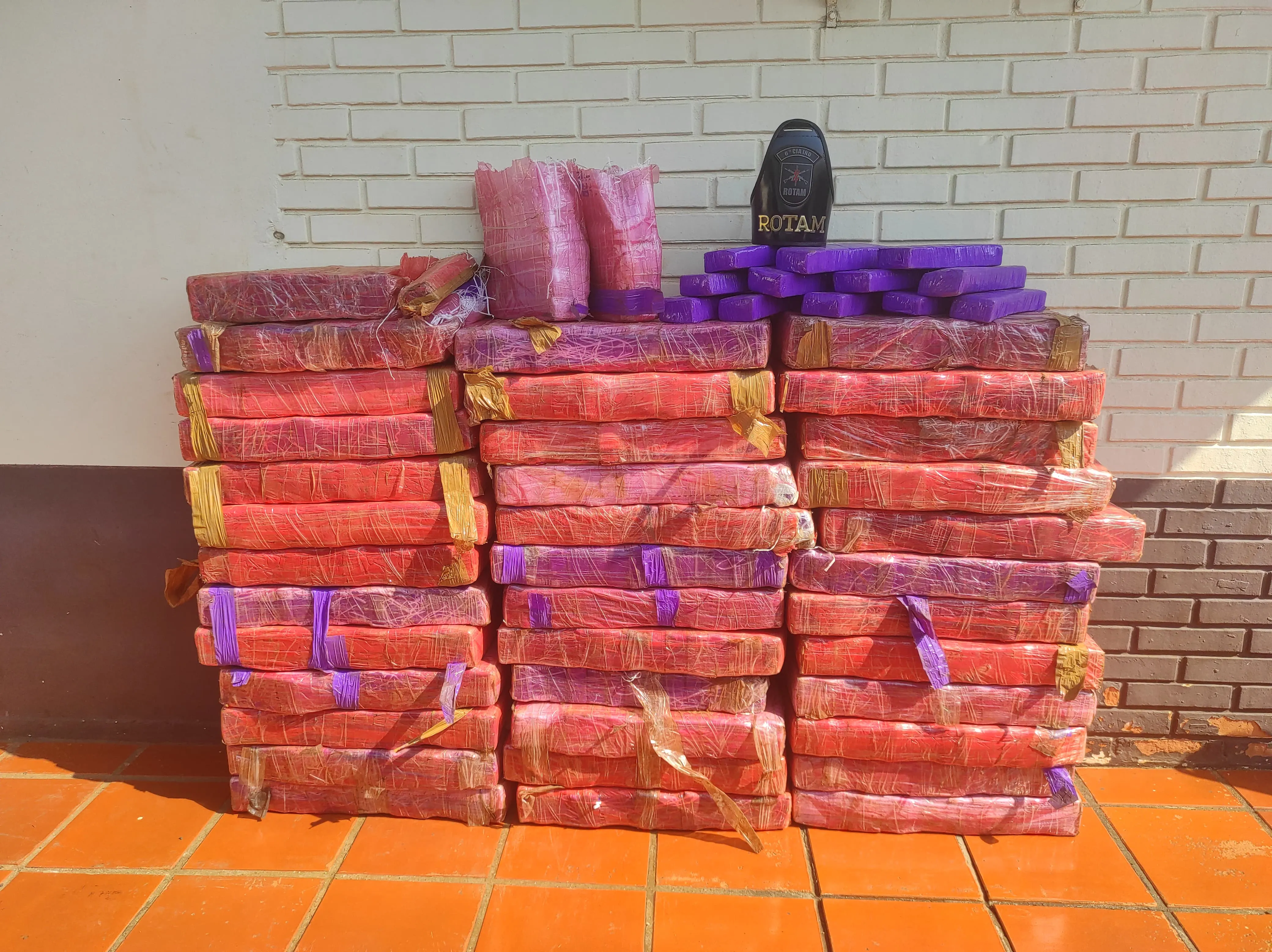 Imagem descritiva da notícia PM apreende quase 400 kg 
de maconha após confronto
