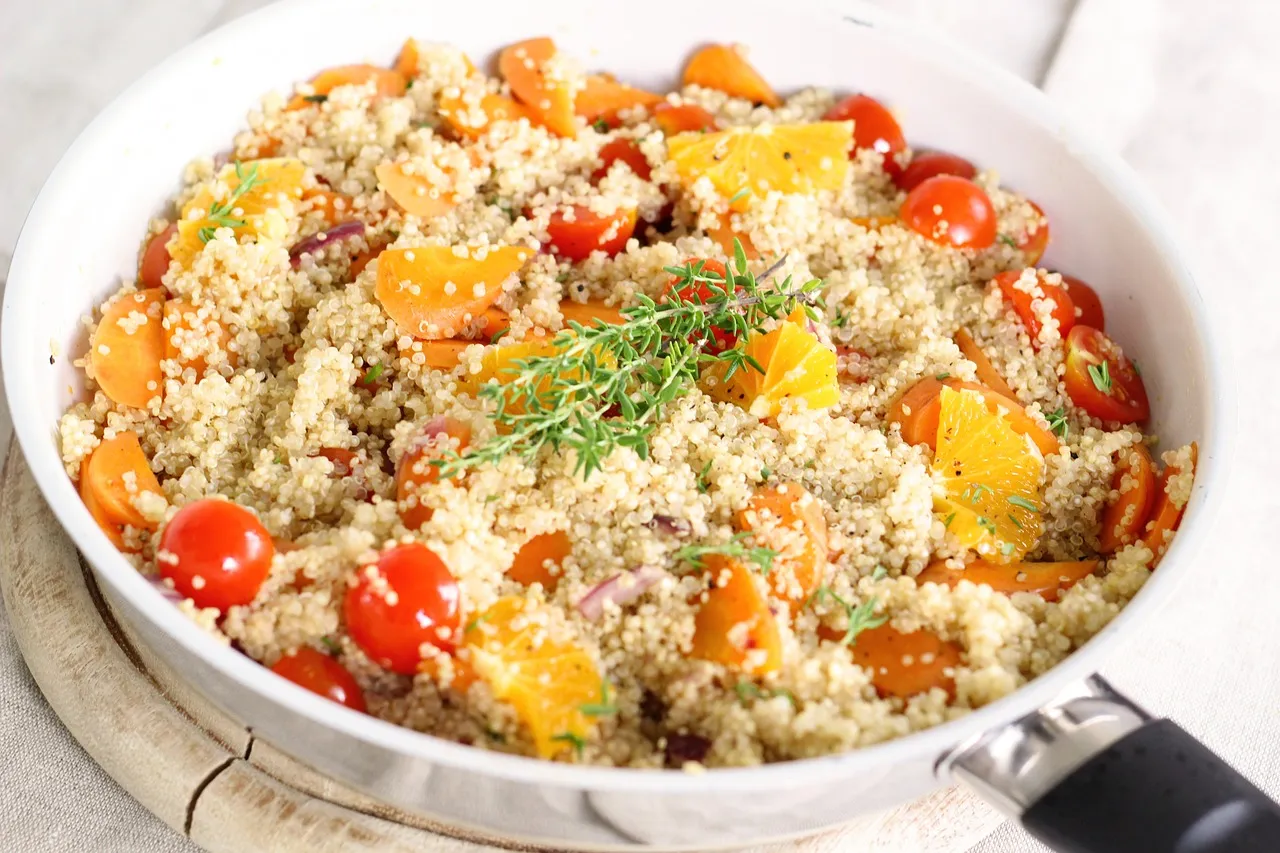 Imagem descritiva da notícia Salada de quinoa tropical é alternativa nutritiva e fácil de fazer