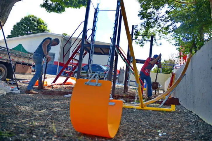 Imagem ilustrativa da imagem Escolas municipais ganham novos parques infantis