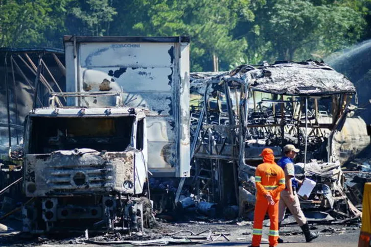Imagem ilustrativa da imagem Acidente com sete veículos mata caminhoneiro e interdita BR-376 