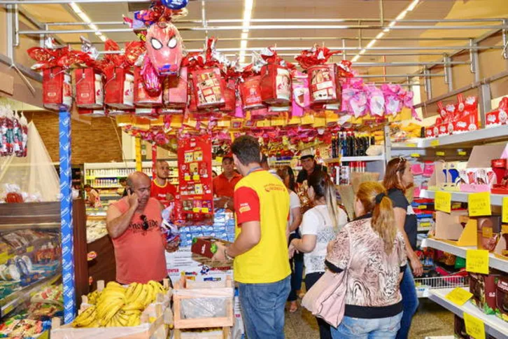 Imagem ilustrativa da imagem Consumidores lotam supermercados em busca de promoções de Ovos de Páscoa  