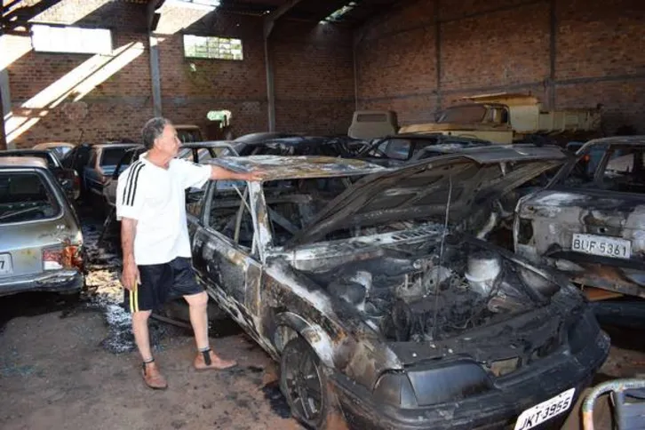 Imagem ilustrativa da imagem Carros são queimados em Ivaiporã, proprietário acredita em crime