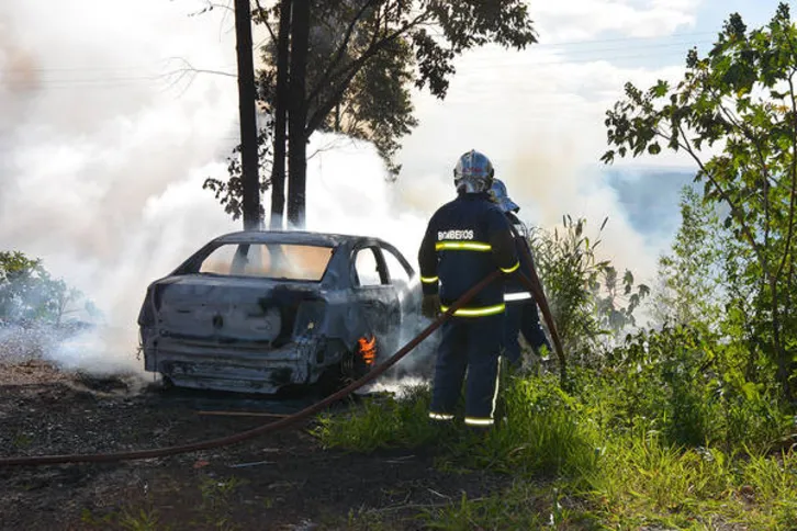 Imagem ilustrativa da imagem Carro é incendiado no Contorno Norte