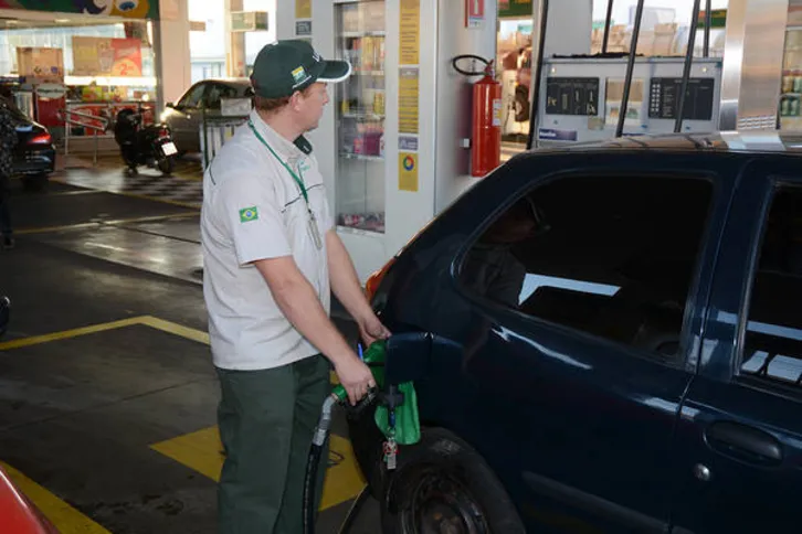 Imagem ilustrativa da imagem Postos de combustíveis aumentam preços um dia após anúncio do governo