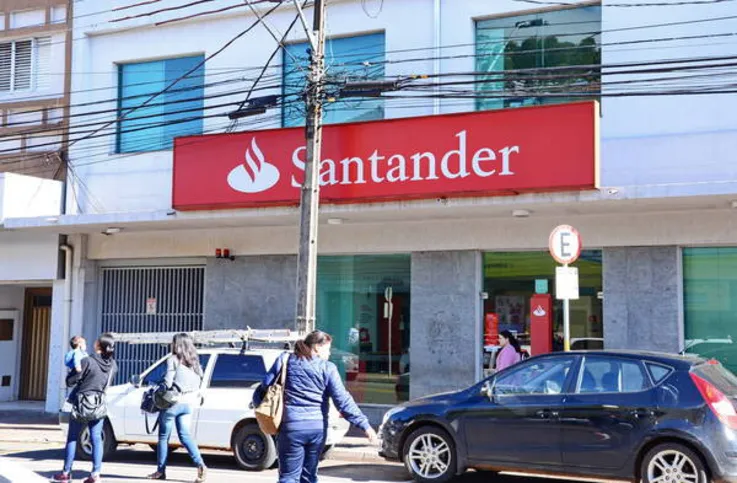 Imagem ilustrativa da imagem Ladrões entram pelo teto e arrombam cofre do Santander em Arapongas