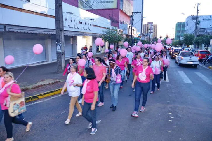 Imagem ilustrativa da imagem Caminhada incentiva prevenção do câncer de mama