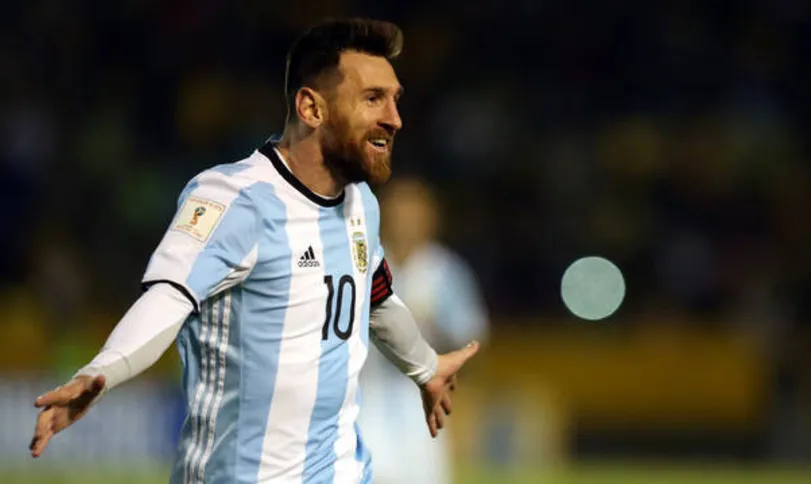 Imagem ilustrativa da imagem Messi faz três gols e coloca a Argentina na Copa do Mundo