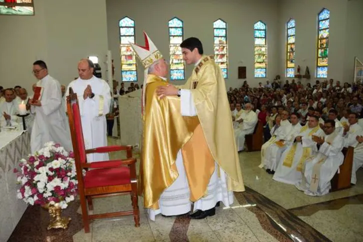 Imagem ilustrativa da imagem Dom Celso ordena novo sacerdote da Diocese em Ivaiporã