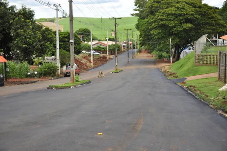 Imagem ilustrativa da imagem São João do Ivaí finaliza asfalto em bairro