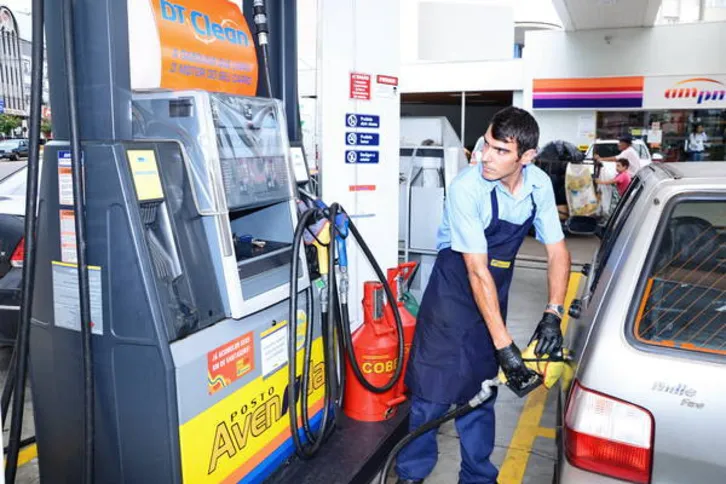 Imagem ilustrativa da imagem Combustível sobe quase 9 vezes mais do que a inflação com nova política de preços