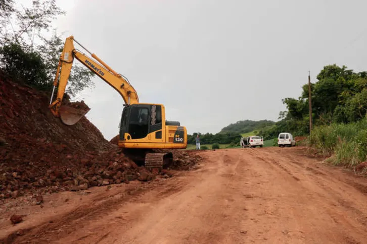 Imagem ilustrativa da imagem Patrulha rural da prefeitura recupera estradas em Apucarana