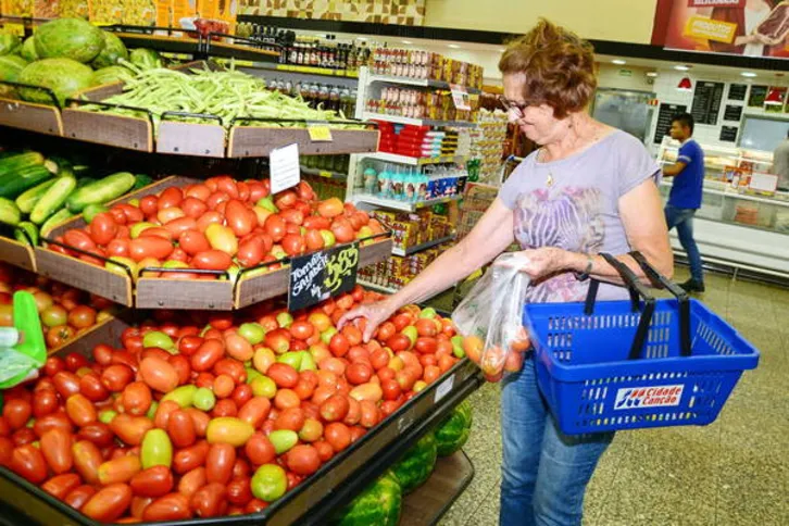 Imagem ilustrativa da imagem Chuva faz preço das hortaliças subir até 250% nos mercados