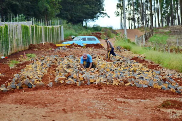 Imagem ilustrativa da imagem Arapongas inicia pavimentação da Estrada do Araguari com pedras irregulares