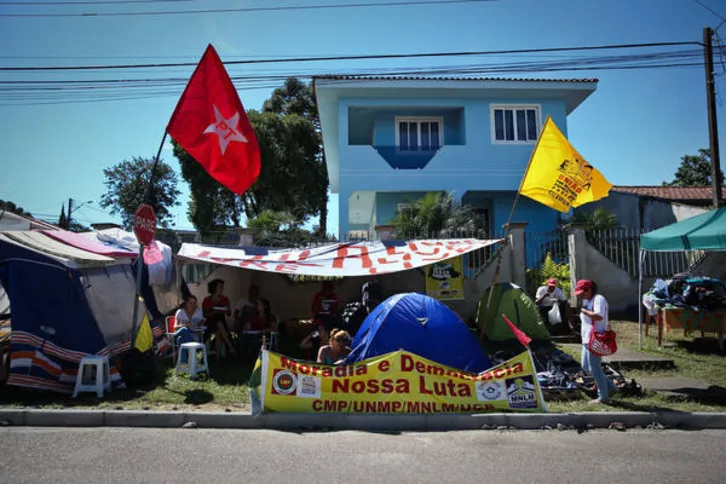 Imagem ilustrativa da imagem Delegados querem transferir Lula da carceragem de Curitiba
