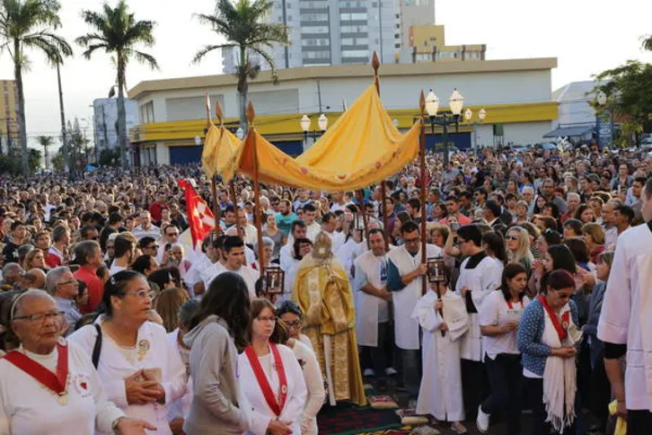 Imagem ilustrativa da imagem Celebrações de Corpus Christi reúnem milhares de católicos