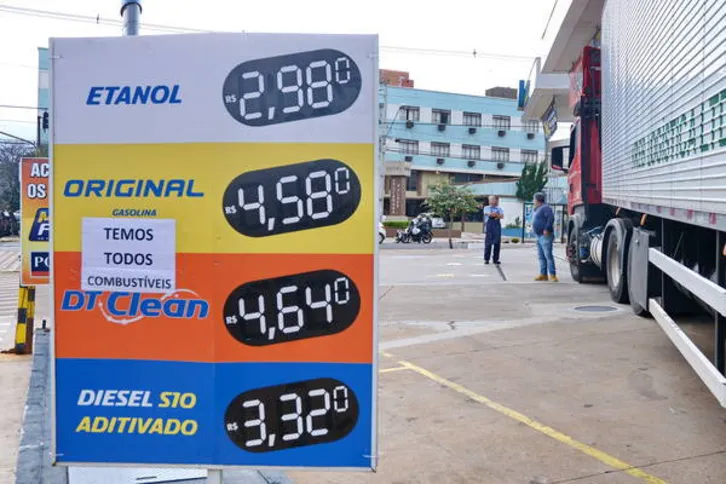 Imagem ilustrativa da imagem Postos começam a repassar desconto no preço do diesel