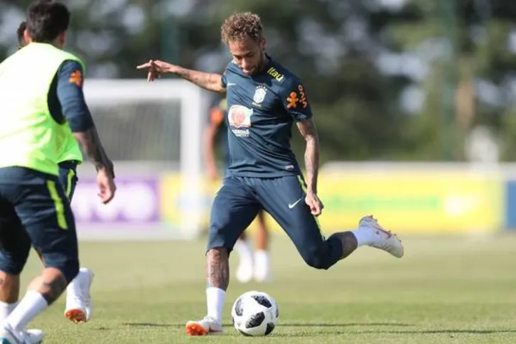 Imagem ilustrativa da imagem Neymar treina entre os titulares para o amistoso contra a Áustria no domingo