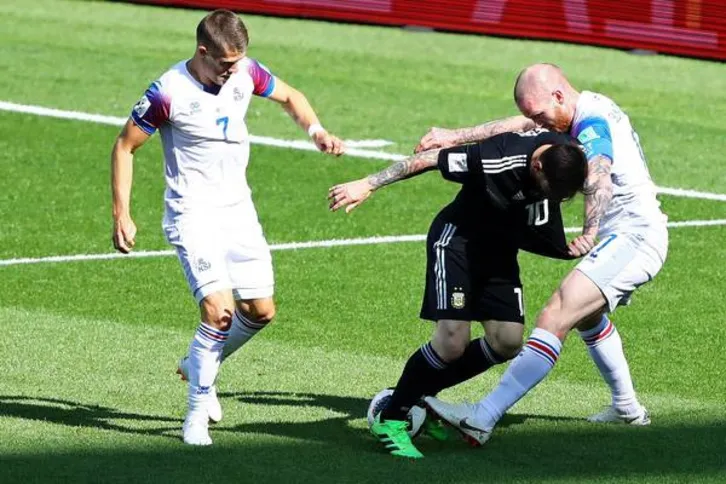 Imagem ilustrativa da imagem Messi perde pênalti e Argentina tropeça na Islândia