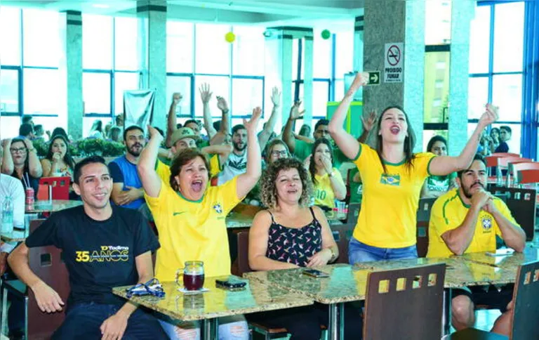 Imagem ilustrativa da imagem Torcedores apucaranenses comemoram mais uma vitória brasileira na Copa