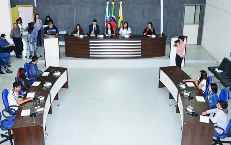 Imagem ilustrativa da imagem Estudantes tomam posse no Parlamento Jovem de Apucarana