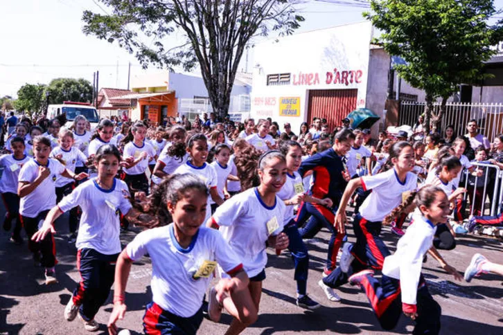Imagem ilustrativa da imagem Alunos da rede municipal participam de corrida de rua no Jardim Ponta Grossa