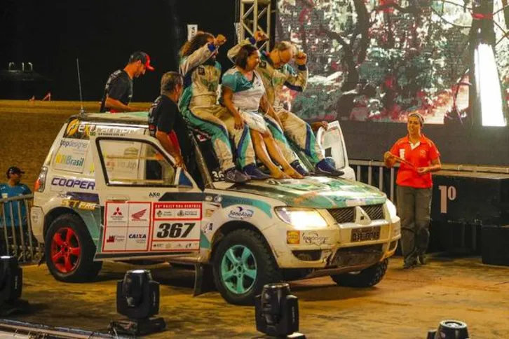 Imagem ilustrativa da imagem Após vitória na última etapa, Otávio e Allan Enz são vice-campeões no Rally dos Sertões