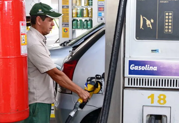Imagem ilustrativa da imagem Preço da gasolina sobe 10% em um mês e bate recorde na região
