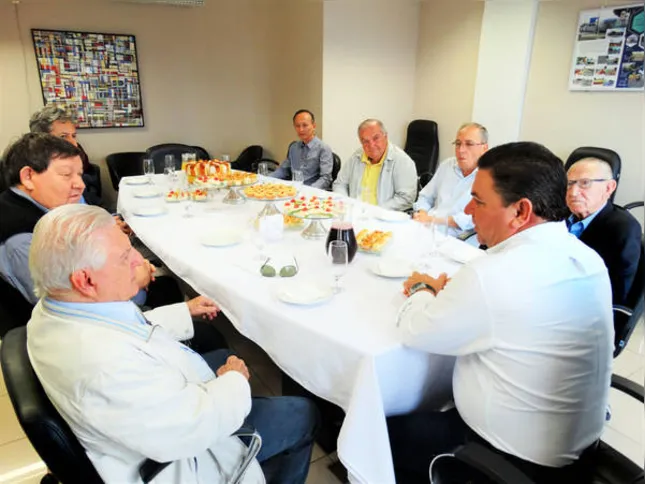 Imagem ilustrativa da imagem Café da manhã com ex-prefeitos relembra história de Arapongas