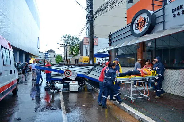 Imagem descritiva da notícia Temporal provoca estragos na região; em Apucarana, uma pessoa fica ferida