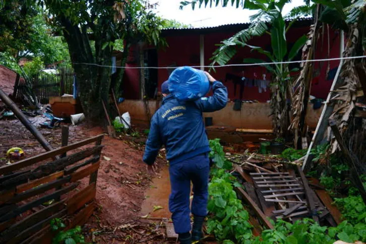 Imagem ilustrativa da imagem Temporal provoca estragos na região; em Apucarana, uma pessoa fica ferida
