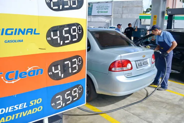 Imagem ilustrativa da imagem Preço da gasolina tem queda de até R$ 0,20