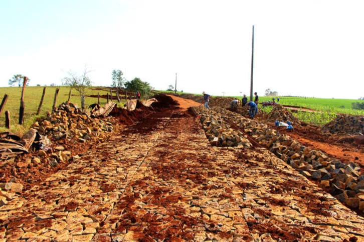 Imagem ilustrativa da imagem Prefeitura de Ivaiporã pavimenta 22 km de estradas rurais