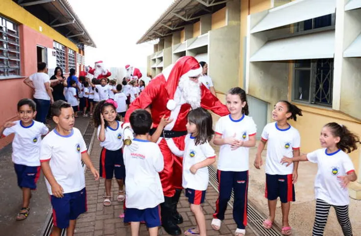 Imagem ilustrativa da imagem Papai Noel dos Correios visita escolas  e entrega 700 presentes no Sumatra